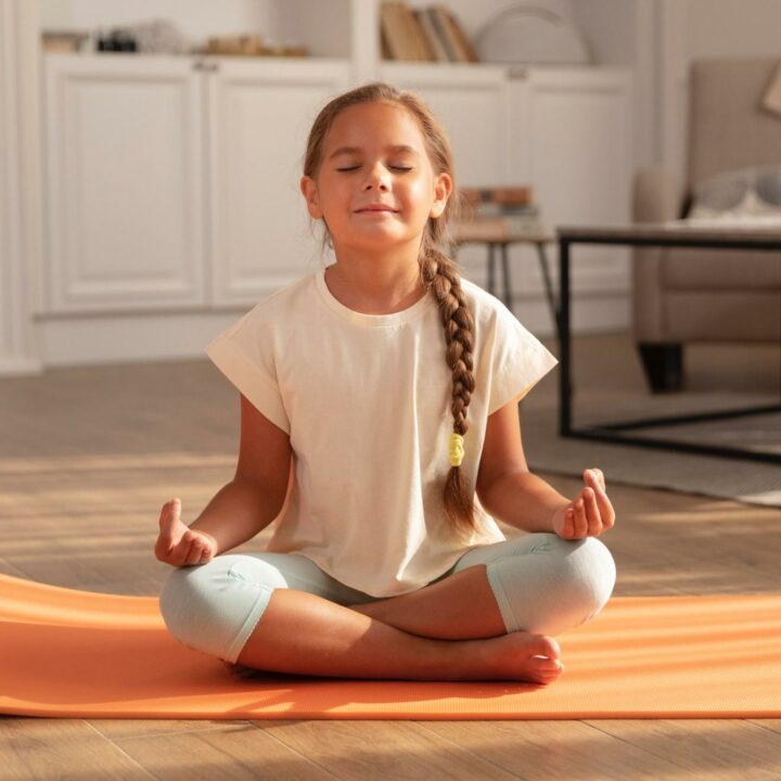 Yoga enfant Fille faisant du yoga enfant