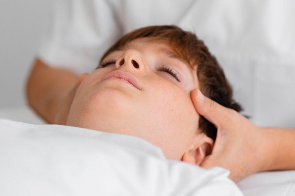 Auto-massage de l'enfant