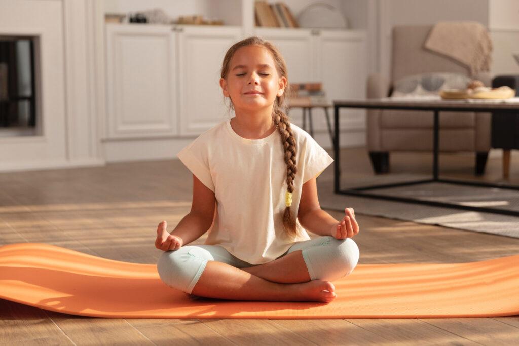 Fille faisant du yoga enfant